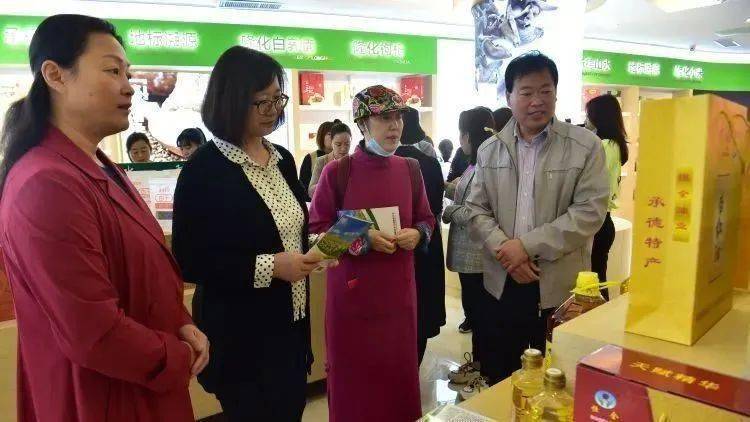 18日,津南区一行又深入隆化县头道营鸿兆电商物流园区调研"万企帮万村