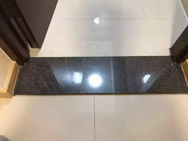 就需要门槛石来调整,在地面低的那边做个倒角,圆角斜角都可以