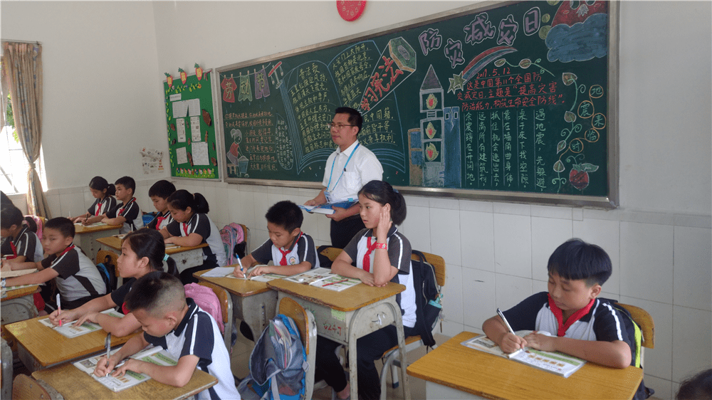 2015年,邱校长调任地处偏僻的勒北小学.