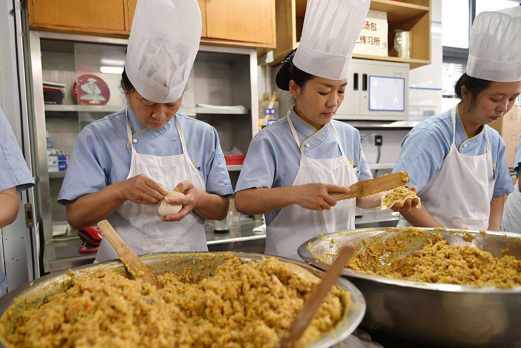 江苏泰州满屏溢香面点师傅赶制金秋蟹黄汤包