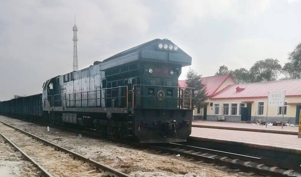 小站李洋洋所在背荫河站加油打气他在为站场内装车的兄弟们原来"打卡"