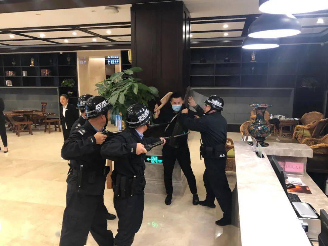 今日,中南度假酒店组织员工进行消防安全逃生演练和反恐演练,以有效