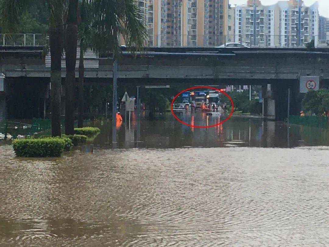今早,深圳宝安突降暴雨,积水致6人被困.