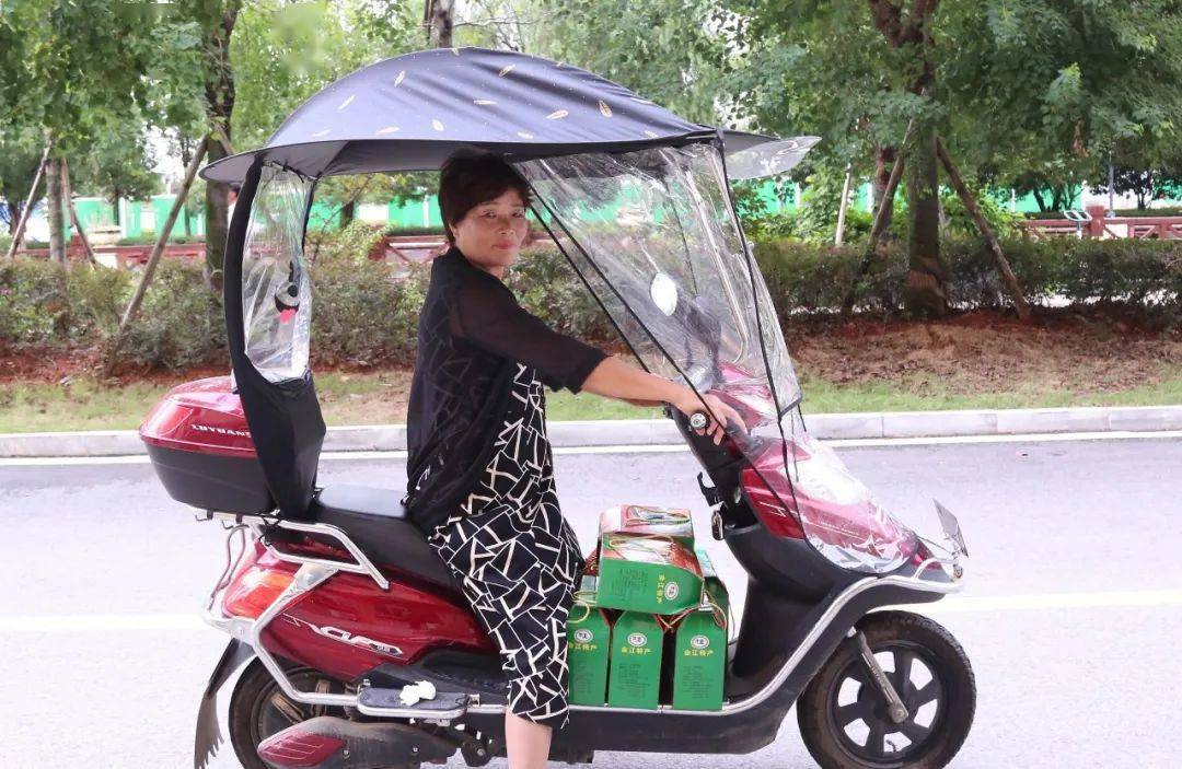 桂雪英骑电动车到附近送货年产量从十几斤到几百斤,再到上万斤,桂雪英
