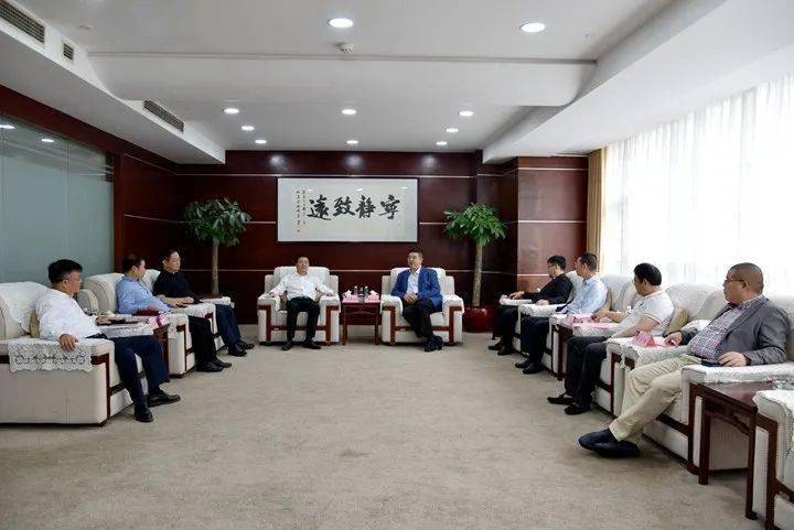 集团党委书记,董事长蔡典维,党委委员,副总经理熊用机,贺源热情接洽