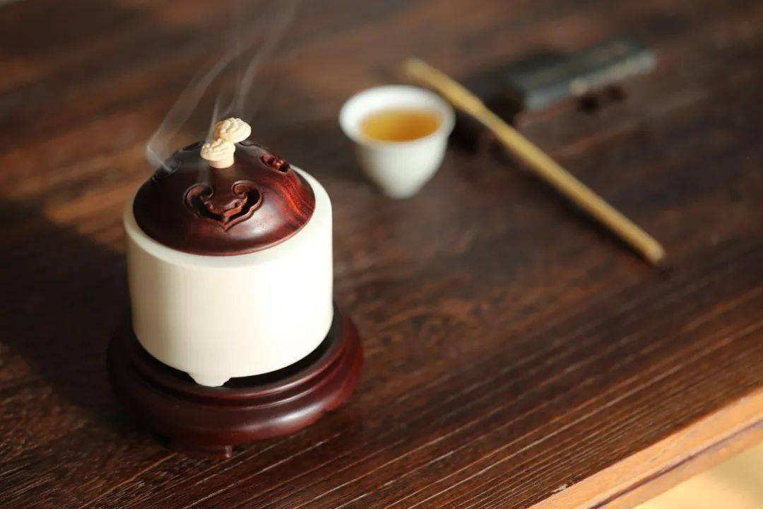 每逢客至,必以紫檀为炭,焚香烹茶,怀咏古今,以器论道,以心相交,在清茗