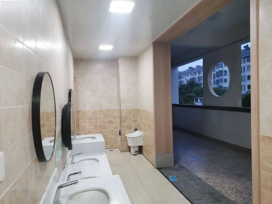 在这里洗手间的镜子会唱歌