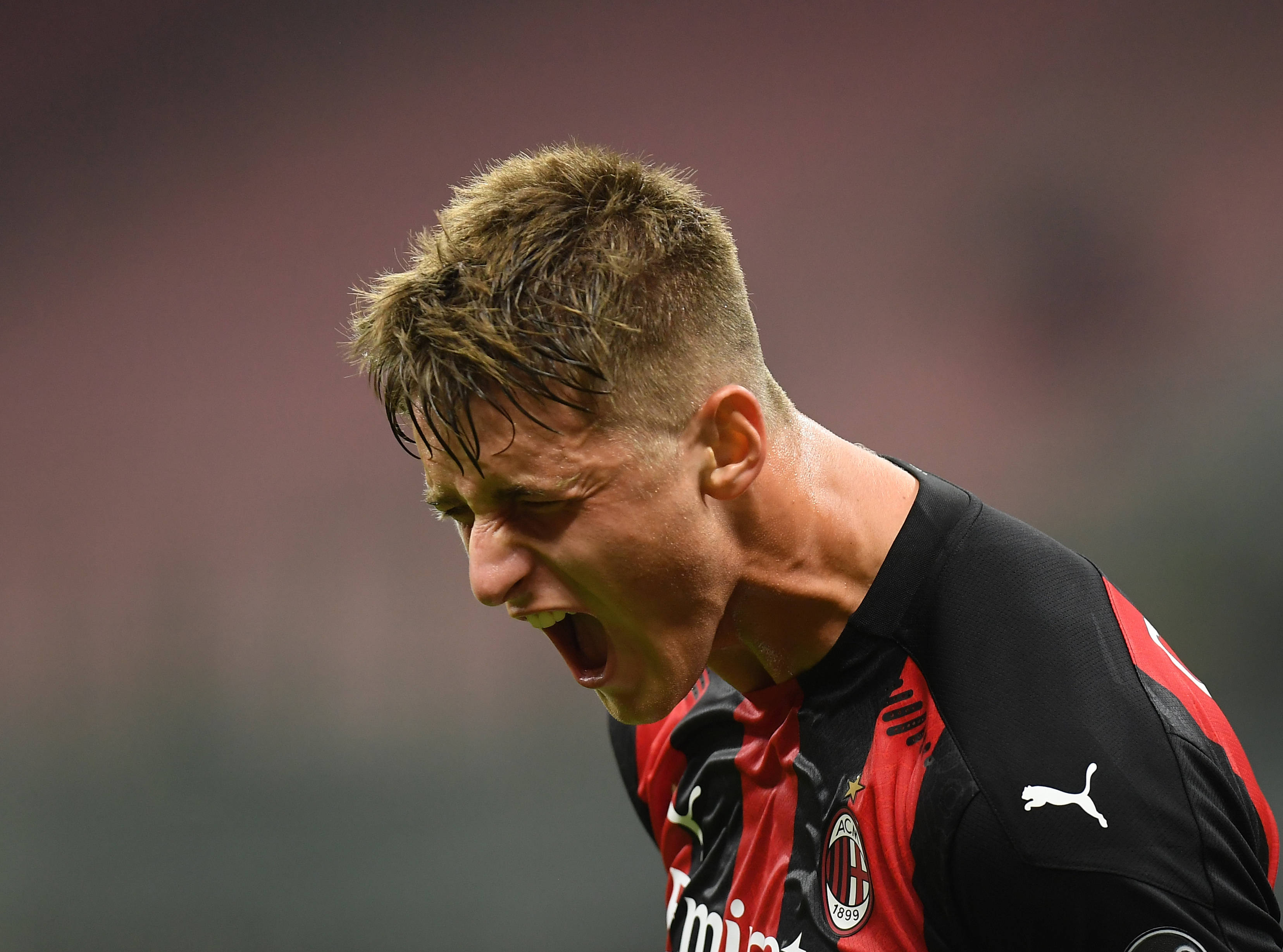 9月24日,ac米兰队球员科隆博在比赛中庆祝进球.