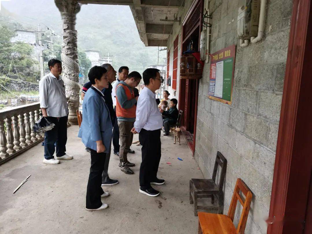 9月23日,大化瑶族自治县县委副书记,县长蓝胜深入板升乡调研检查"两不