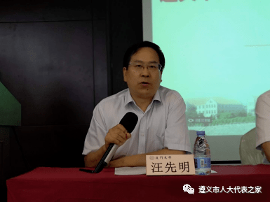 开班仪式上,市人大常委会副主任汪先明代表全体学员对厦门大学的精心