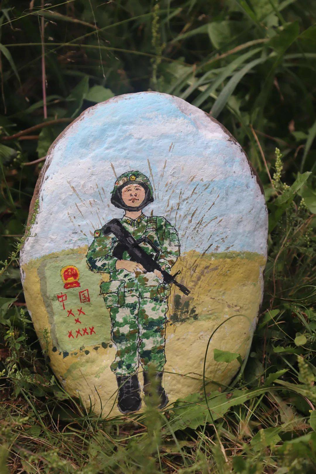 小石画描绘强军大主题