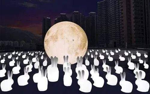 可以说是超级棒的拍照打卡点了这轮巨型月亮和闪闪发光的玉兔他们温顺