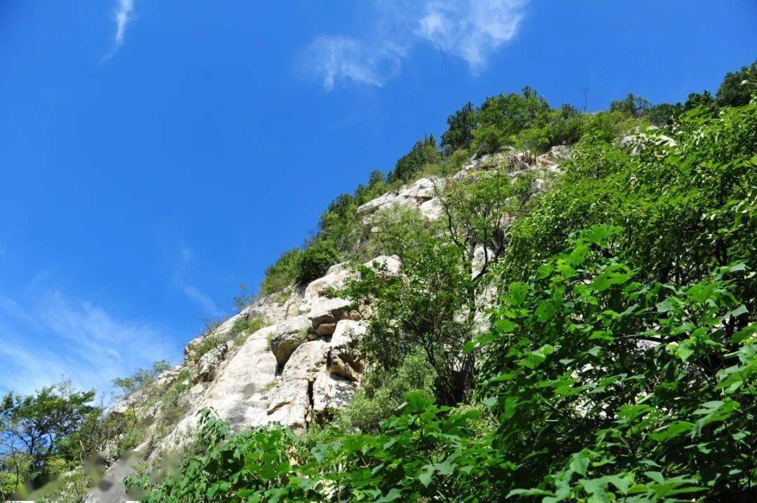 大峰山,地形呈 扇箕状合围之势,像一道天然屏风,护佑着山下的村庄和