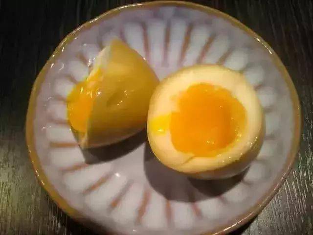 鸡蛋是关东煮中很有人气的食材,控制好水温和炖煮时间就能得到完美的