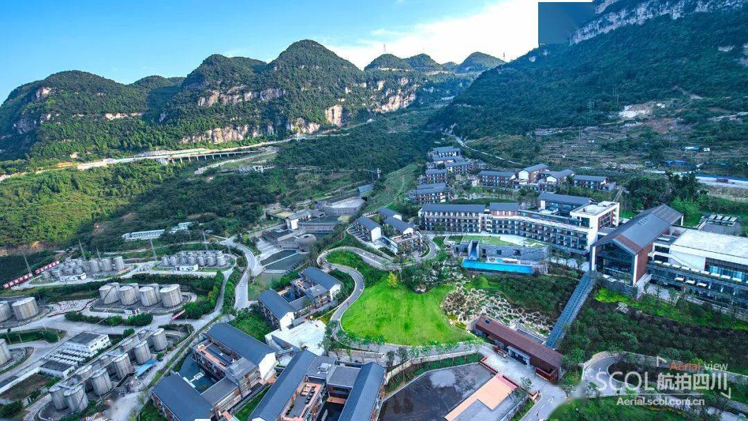 位于二郎镇峭壁上的郎酒庄园摄影:视觉四川 喻茂 何海洋 吴聃