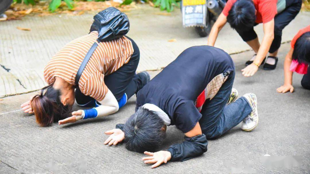 虔诚!永春鼎仙岩现壮观的礼佛队伍,三步一叩拜