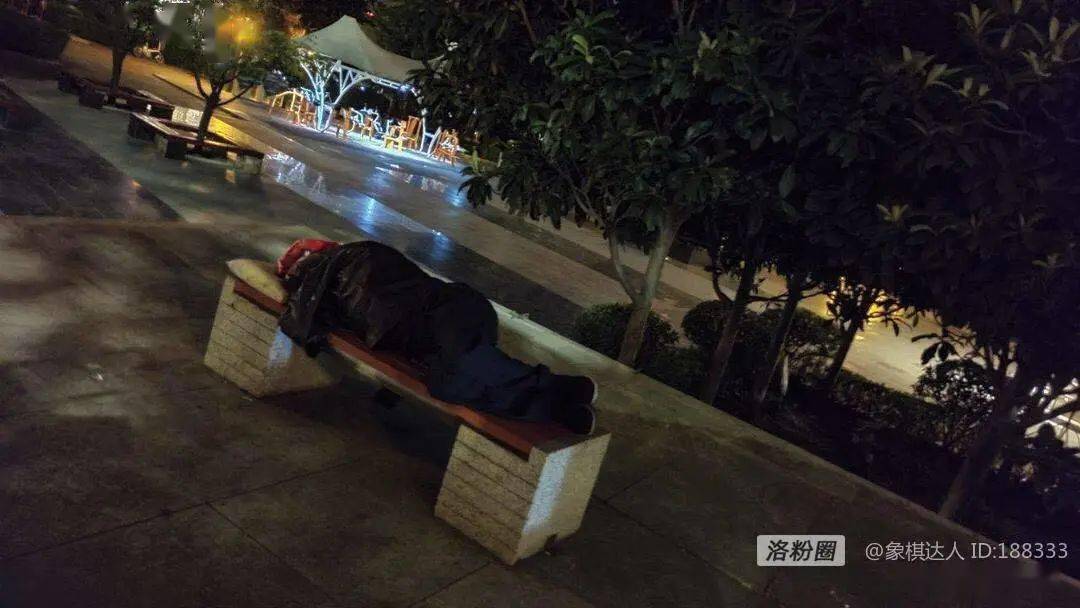 心酸商洛一男子深夜睡丹江公园座椅上背后的原因让人看红眼圈