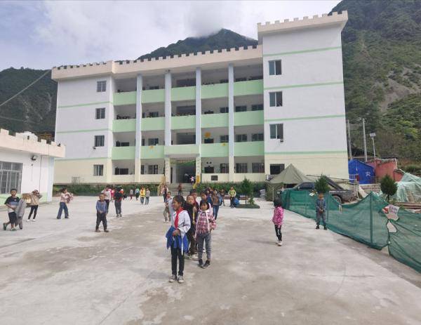 大凉山的这所学校为何有三个校长