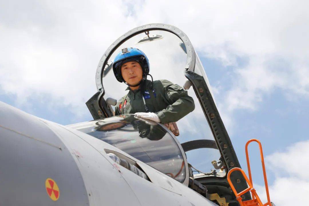 电台惊魂10分57秒歼15战机飞行员袁伟的生死抉择