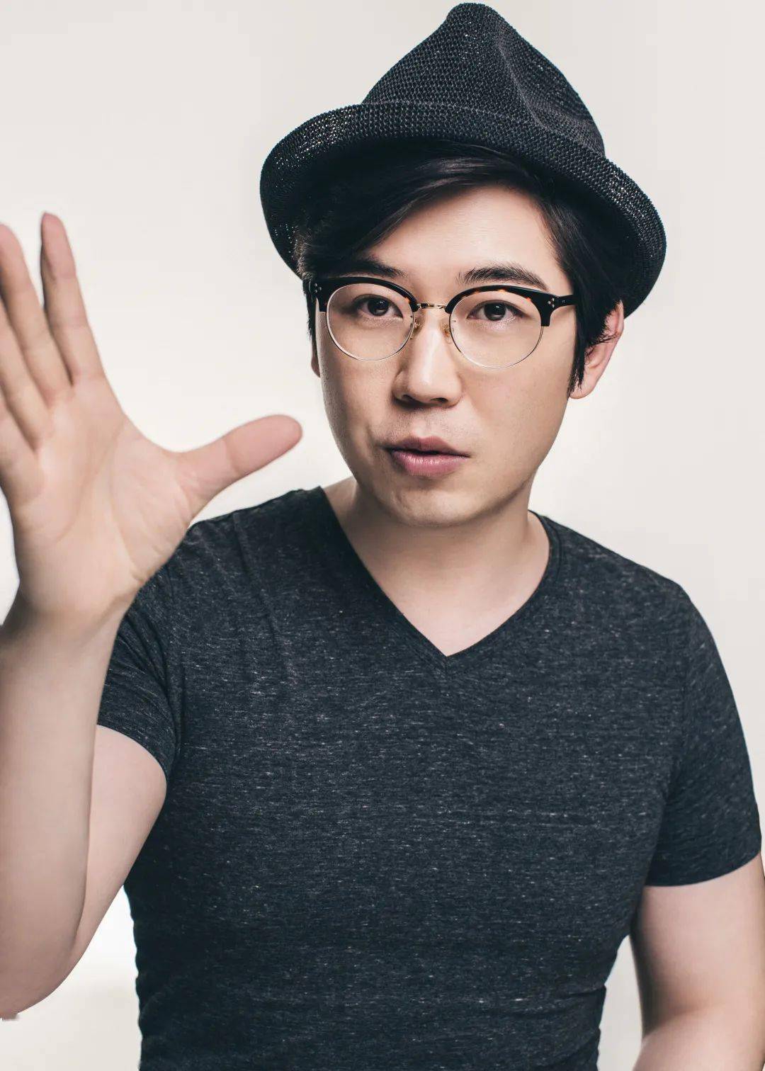 近来想对客厅进行一番小改造,特别请来了一位好友刘通来做强助攻.