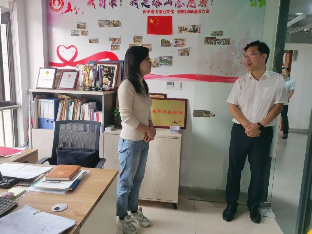 省委宣传部副部长,省文明办主任卢春中一行调研象山益园