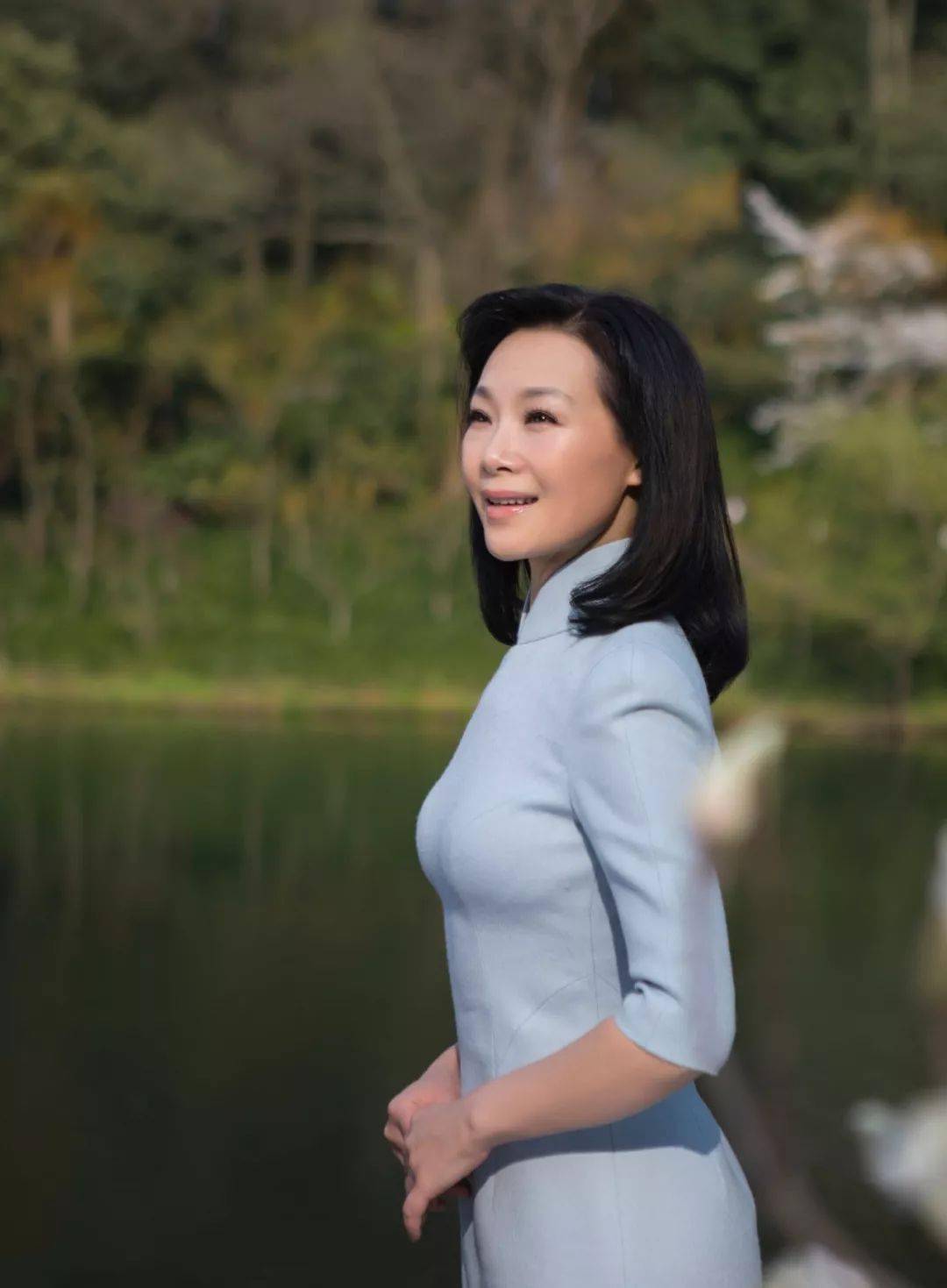 吕 薇演唱者著名歌唱家,毕业于杭州师范大学音乐系,国家一级演员.