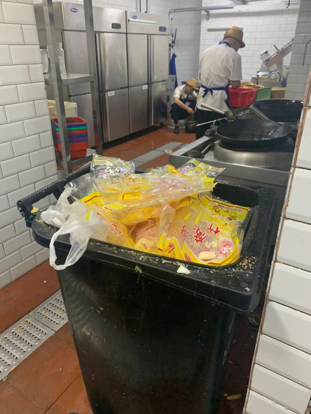 (某餐厅后厨厨余垃圾情况)(某餐厅后厨厨余垃圾情况)商户们称,多次和