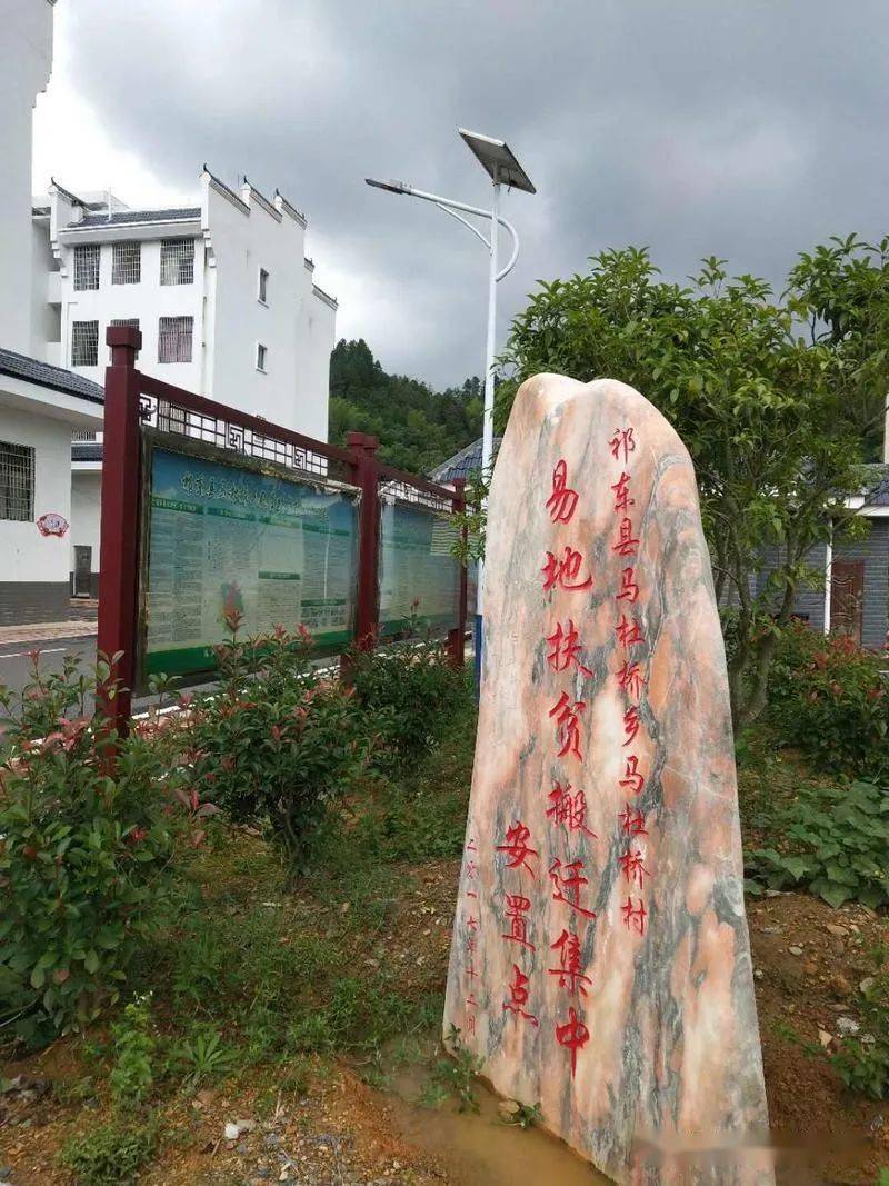 在祁东县灵官镇奔立尔集团扶贫车间,易地扶贫搬迁户刘巧云正熟练地