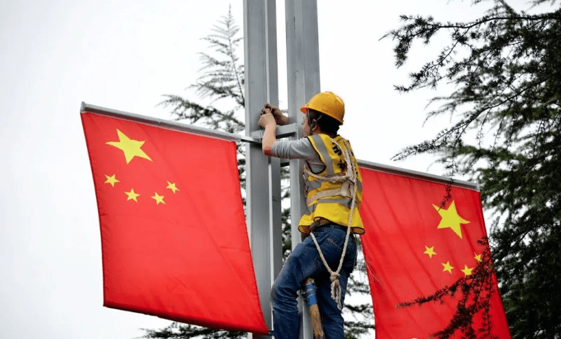 红旗飘飘迎国庆,仪陇街头别样红_五星红旗