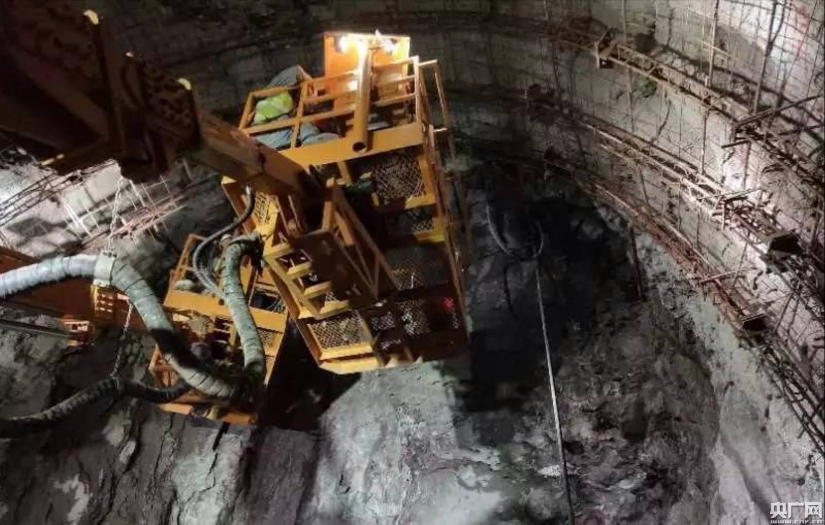 玉磨铁路项目现场举办"景寨隧道党旗红 攻坚决胜当先锋"党员突击队