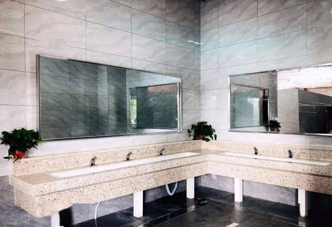 9月21日,服务区经营公司第一督查组来到长沙西服务区,督查两节保安全