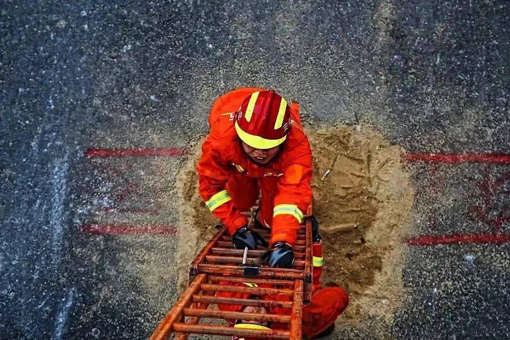 救援时有足够的体力与强壮的体魄他们在训练场上挥汗如雨体能训练时