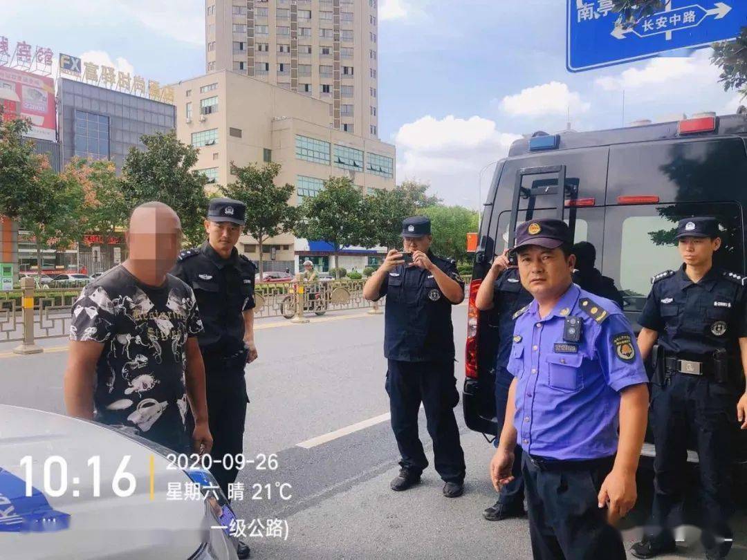 兴化城管执法人员和巡特警人员在巡查时发现一名男子正在长途汽车站