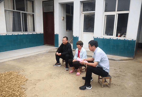 遂平县纪委书记张卫东一行到常庄镇常庄村走访慰问贫困户