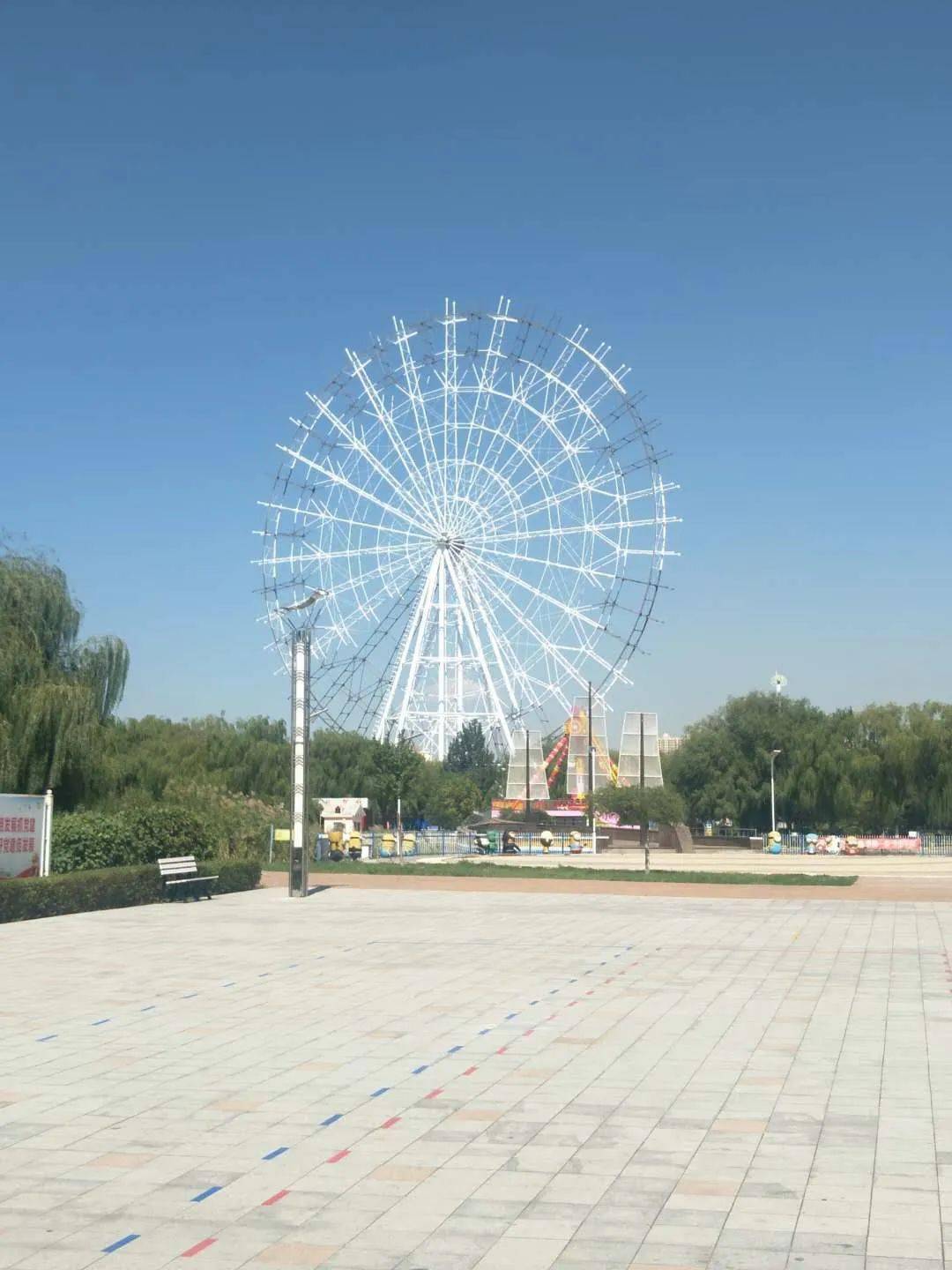 据悉,这座即将落成的全新摩天轮比以往更加"耀眼", 它的高度达到了88