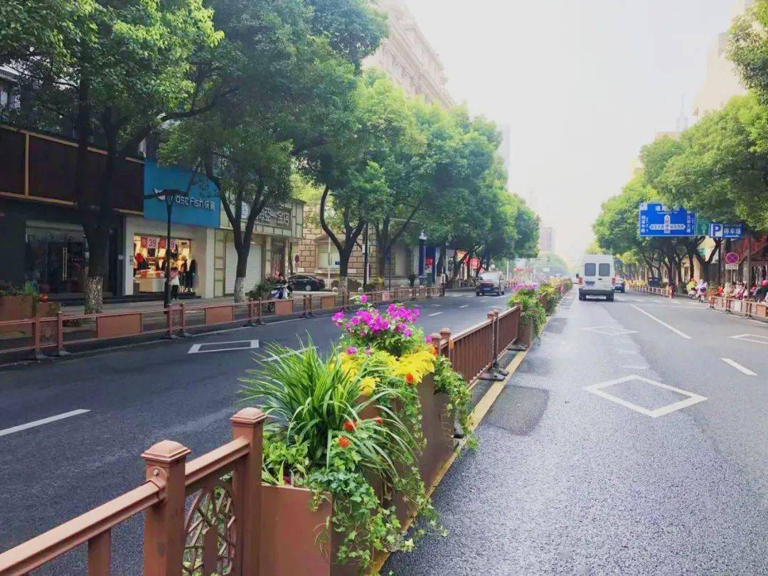 庆国庆,400组花箱亮相宜兴城区街头_绿化