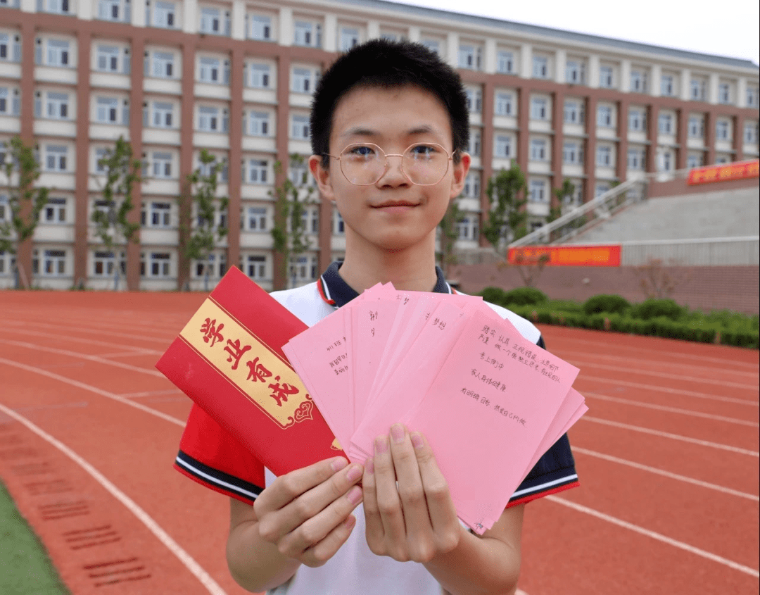 三节喜盈门桃城中学初中部新学期开学典礼二万名师生高唱歌唱祖国