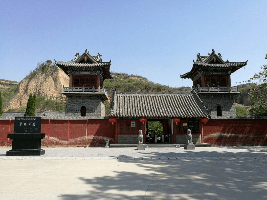 但巩义石窟也有自己的特色,石窟寺内庄严的佛祖,菩萨造