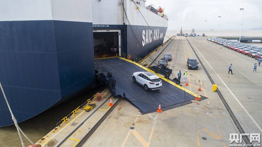 宁波舟山港今年首批220辆出口汽车装船