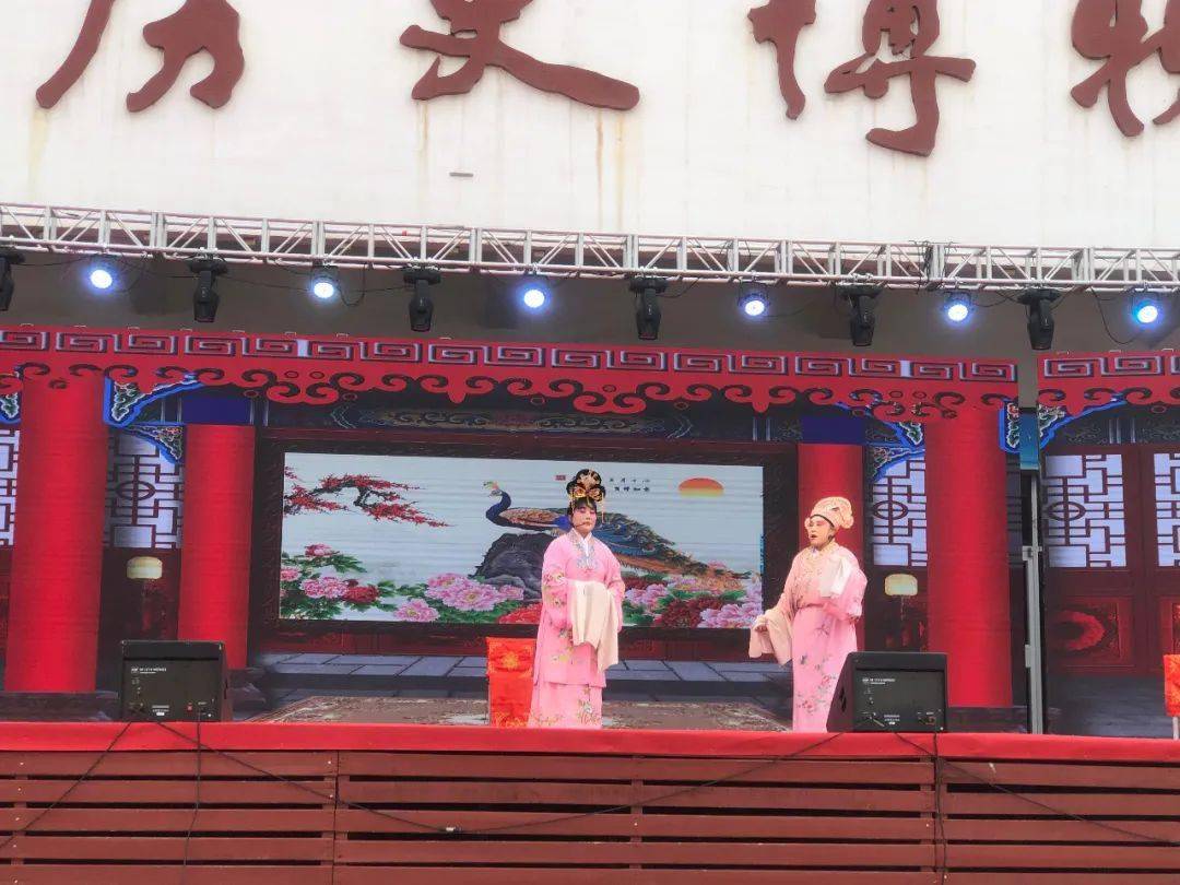 引人入胜;梨花大鼓《大闹菜园》风趣幽默,惟妙惟肖;威县乱弹《收秦明