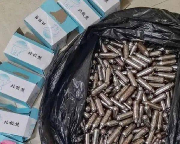 3名男女酒店放纵后留下600颗子弹警方不是子弹是新型毒品