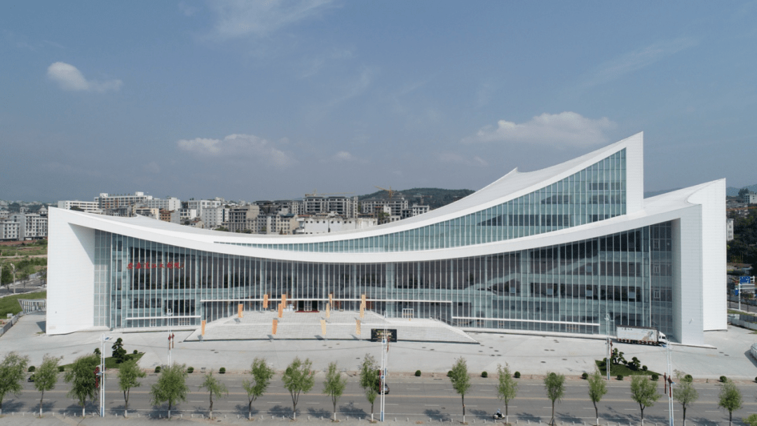 安康汉江大剧院作为安康市文化地标,已于2020年6月25日开幕;为努力将