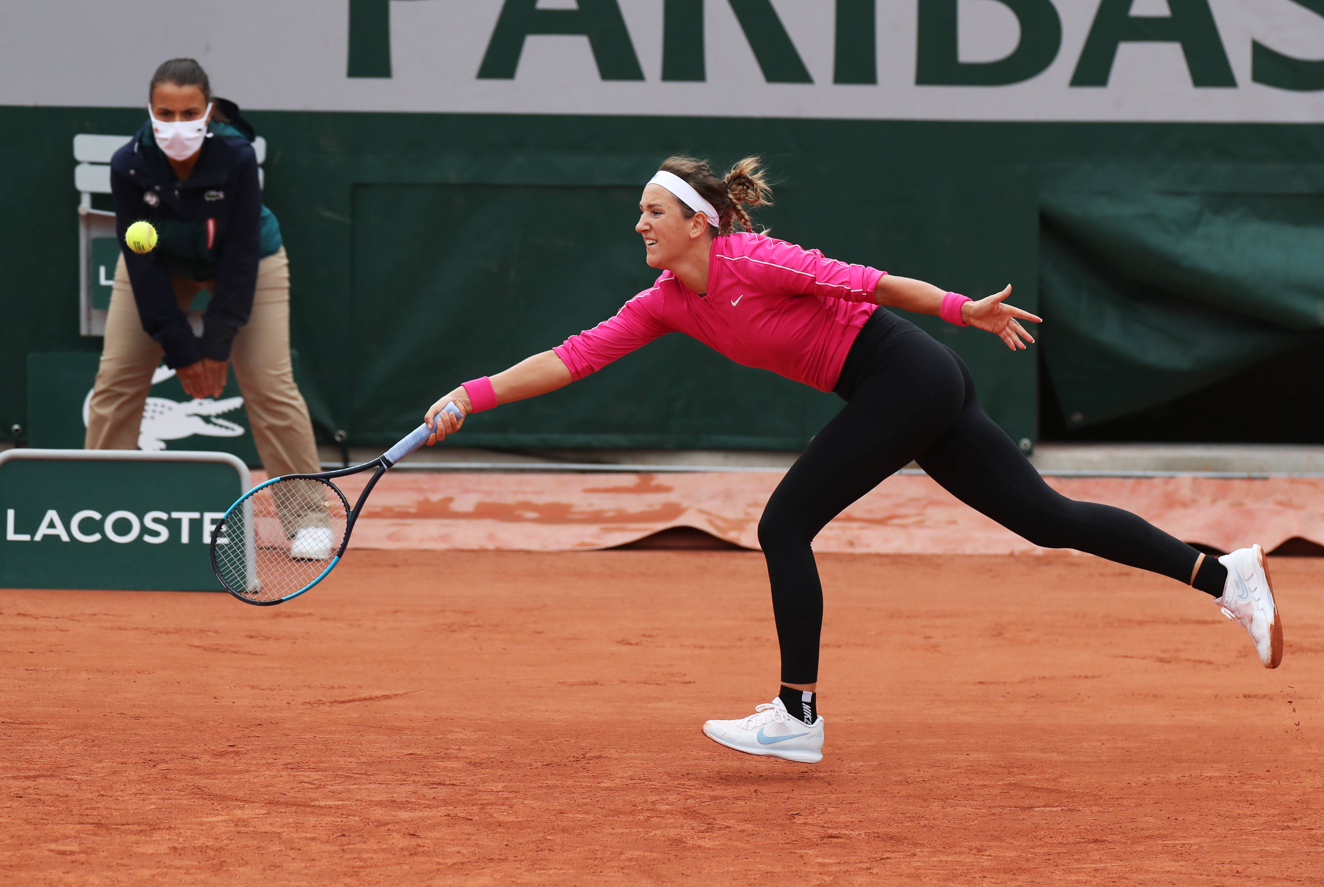 法国网球公开赛女单第二轮比赛中,白俄罗斯选手阿扎伦卡以0比2不敌