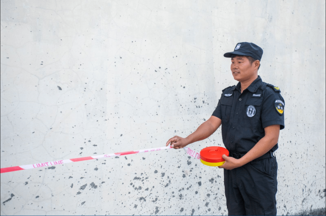 警报响起拉起警戒线迅速处置这里在举行突发环境事件应急演练