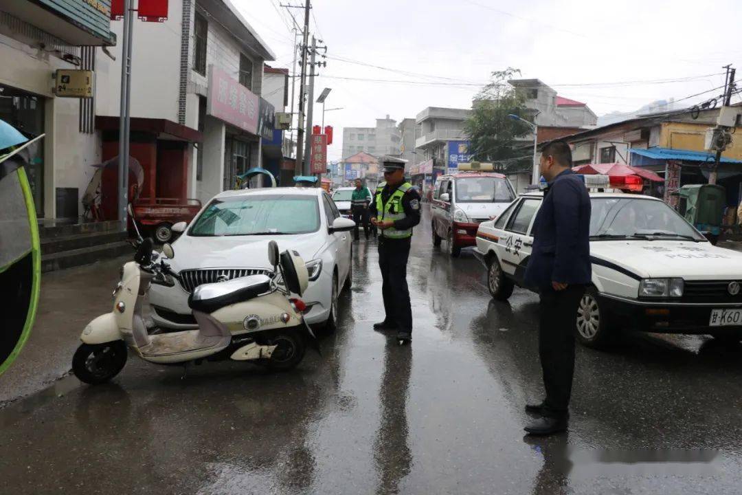 成县对江武路成西路学校及部分门店周边集中开展市容环境综合整治