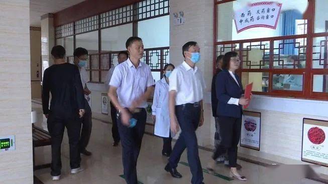 县委副书记,县人民政府县长李明峰,县人民政府副县长莫丽琴共同为