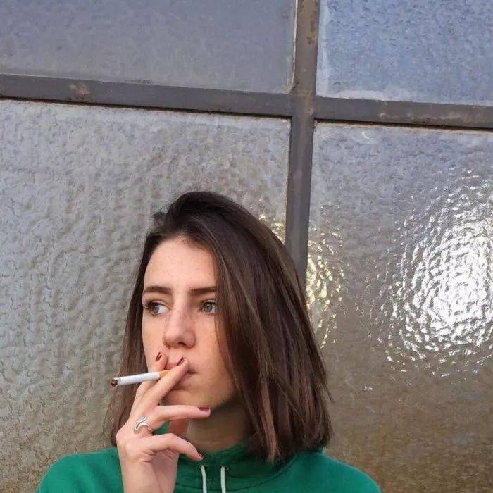 头像图片丨超酷的女生抽烟头像
