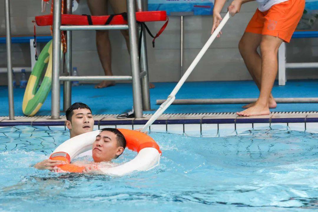 救生技能"大比武" 相互切磋显本领_游泳