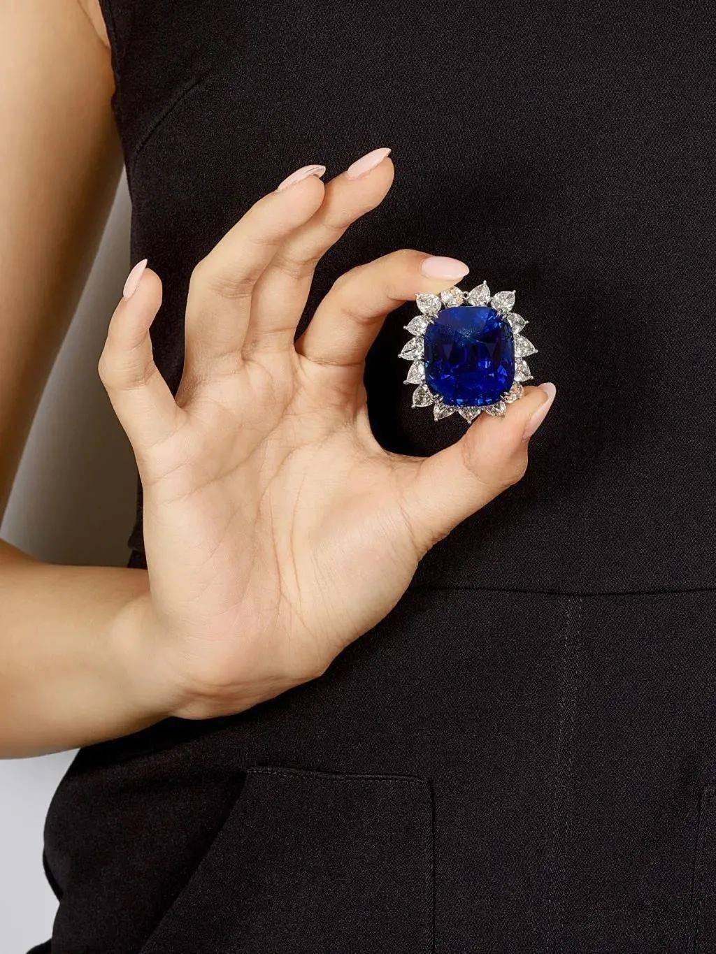 香港苏富比翡翠珠宝拍卖预览老坑翡翠手镯估价2千多万