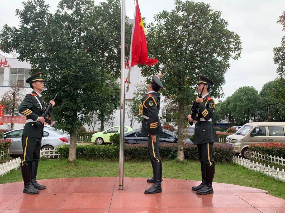 升旗仪式1为庆祝中华人民共和国成立71周年,引导和激励广大青少年大力